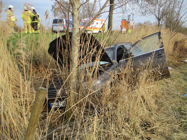 POL-STD: Passat kommt in Stade von der Fahrbahn ab - Polizei sucht wichtige Unfallzeugen, Unbekannte dringen in Apensener Schule ein