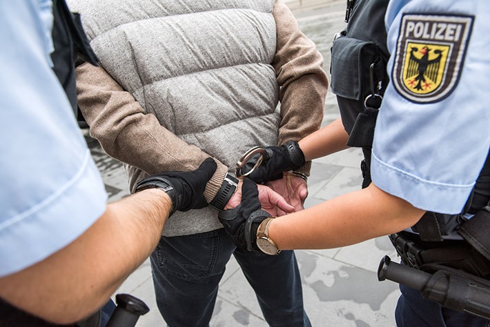 BPOL NRW: Mit Haftbefehl gesuchter Mann ohne Ausweispapiere von Bundespolizei festgenommen - Freiheitsentzug für 120 Tage
