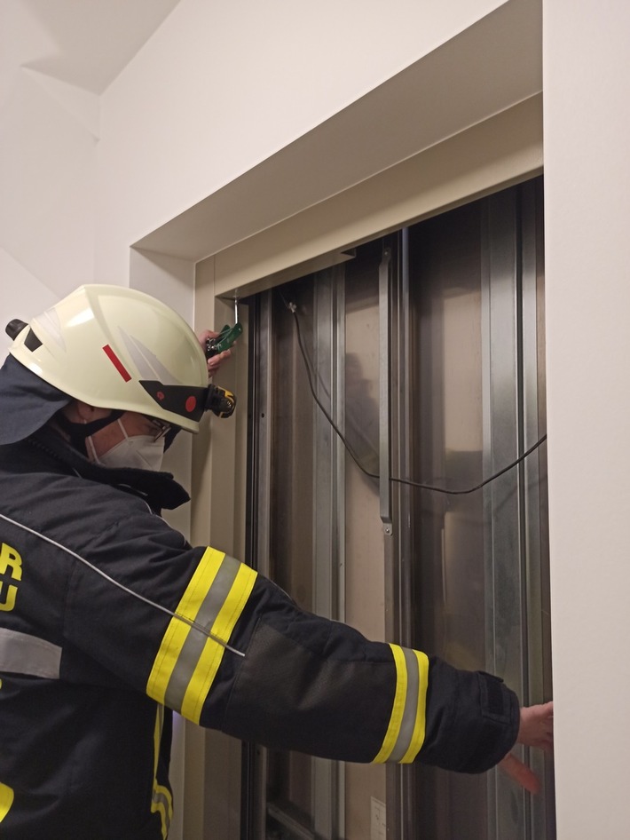FW-KLE: Feuerwehr befreit Pflegekraft und Bewohnerin aus Aufzug