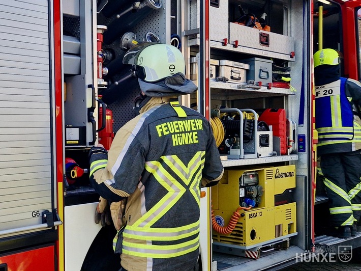 FW Hünxe: Grasbrand durch Ersthelfer gelöscht