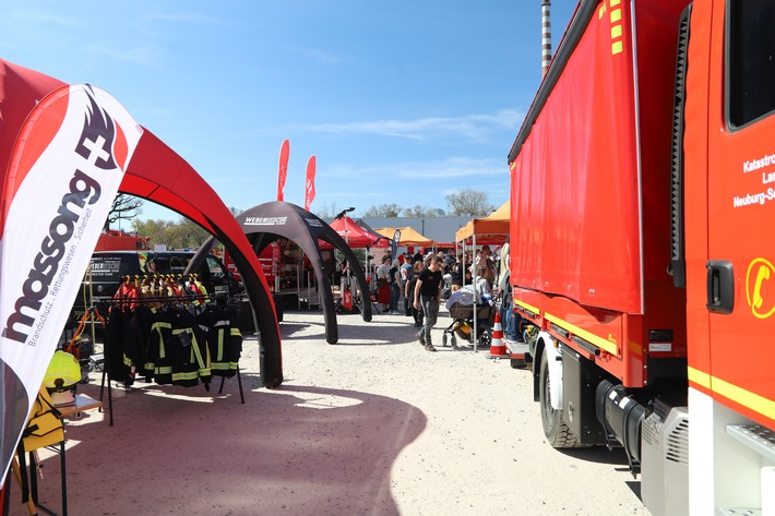 Feuerwehr Nürnberg: Auftaktveranstaltung des 150. Jubiläums der Berufsfeuerwehr Nürnberg bei bestem Wetter - Erste offene Bayerische Meisterschaften in der Unfallrettung in Nürnberg