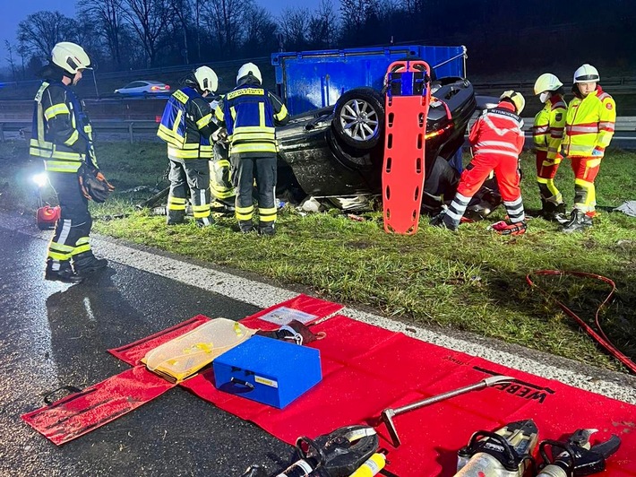 FW-EN: Fahrzeug auf A43 überschlagen - Person eingeklemmt