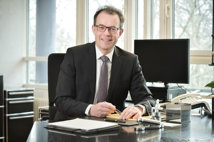 Lotto-Geschäftsführer Georg Wacker sieht mit dem neuen Glücksspielstaatsvertrag die Gefahr von Marktverzerrungen. Die Lizenzen für bisher verbotene Online-Glücksspiele könnten erst ab 1. Juli 2021 beantragt werden, während bisher illegal handelnden oder nur in Schleswig-Holstein erlaubten Anbietern eine Übergangsfrist gewährt wurde. / Weiterer Text über ots und www.presseportal.de/nr/110923 / Die Verwendung dieses Bildes ist für redaktionelle Zwecke unter Beachtung ggf. genannter Nutzungsbedingungen honorarfrei. Veröffentlichung bitte mit Bildrechte-Hinweis.
