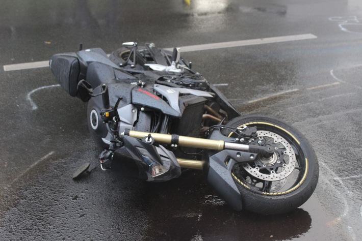 POL-OB: Motorradfahrer stürzt auf nasser Fahrbahn