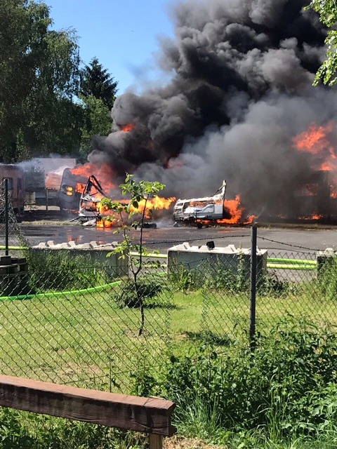 FW-MH: 15 Wohnwagen in Flammen / 20 Gasflaschen explodiert #fwmh