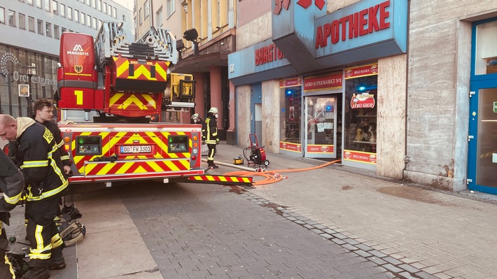 FW-DO: 03.03.2022 - FEUER IN DER INNENSTADT Ladenlokal in Fußgängerzone schwer beschädigt