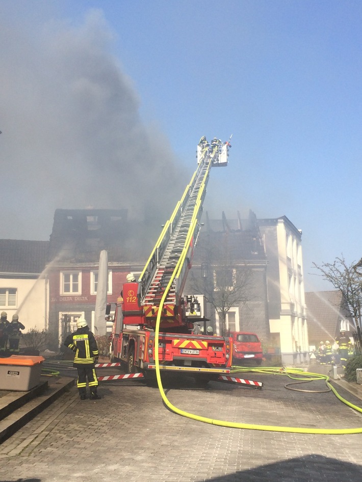 FW-EN: Dachstuhlbrand im historischen Ortskern Hattingen-Blankenstein