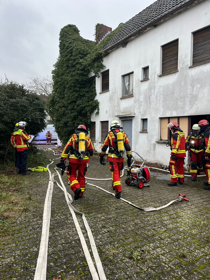 FW Düren: FW Düren: Zimmerbrand in Düren-Niederau