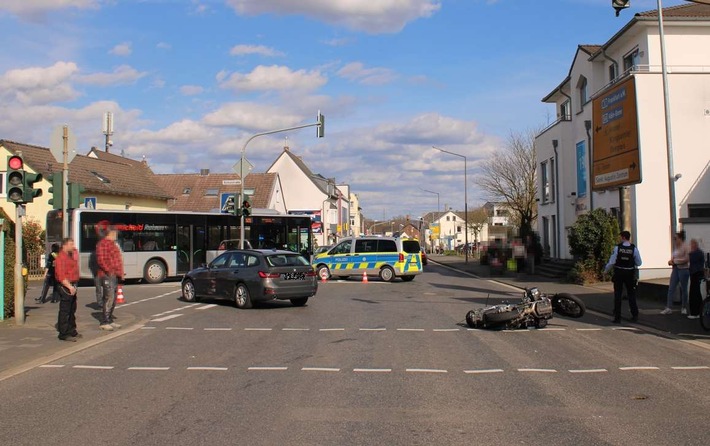 POL-SU: Motorradfahrer bei Kollision mit abbiegendem Auto verletzt