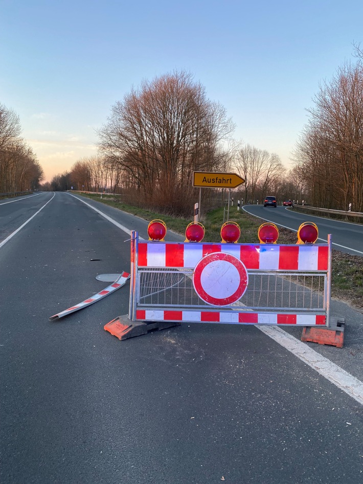 POL-WHV: Unfallflucht in Wilhelmshaven - Absperrgitter beschädigt - Hinweise an die Polizei in Wilhelmshaven