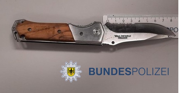 BPOL NRW: 1,6 Promille und Messer in der Hosentasche - Trotz geringwertigem Stehlgut ermittelt Bundespolizei wegen Diebstahls mit Waffen
