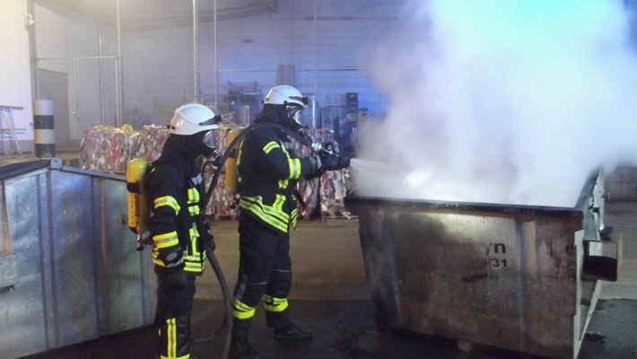 FW-KLE: Containerbrand an einem Einkaufsmarkt