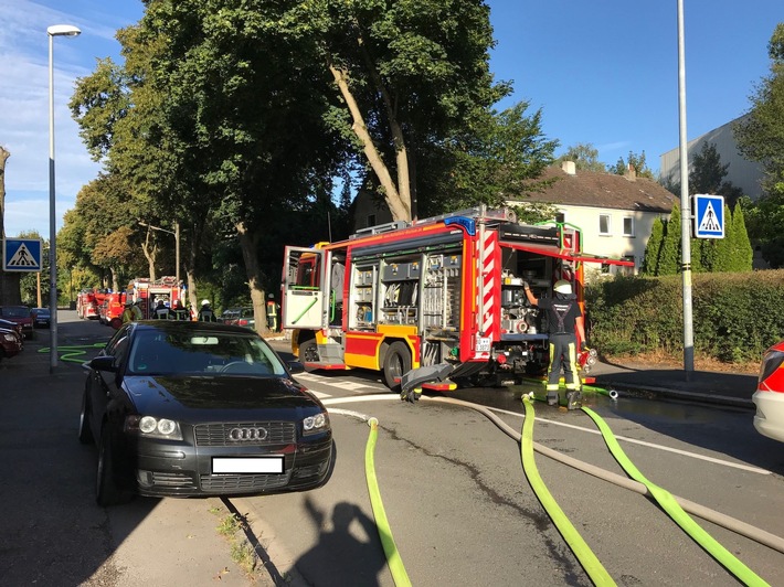 FW-BO: Laubenbrand bedroht Werkshalle