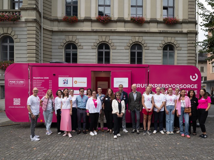 PINK CUBE heute in Glarus: Kostenlose Brustkrebsvorsorge auf dem Rathausplatz