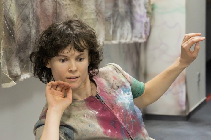 Leerstand als Kunstlabor / Ausstellung +1 Hospitality as Artistic Practice in Mainova-Halle voller Erfolg / Rock Capital Group öffnet Objekt für künstlerische Zwischennutzung / Finissage 13. November