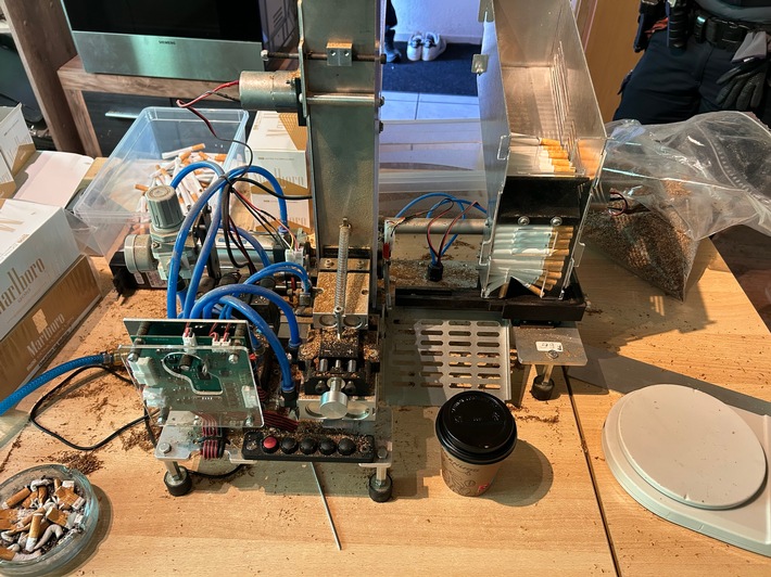 ZOLL-M: (Mini-)Fertigungsanlage für Zigaretten in Privatwohnung entdeckt.