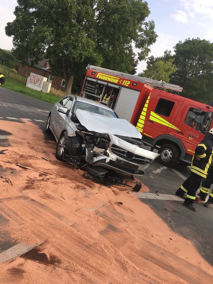 FW-KLE: Einsätze für die Feuerwehr in Bedburg-Hau: Verkehrsunfall mit Verletzen und Containerbrand