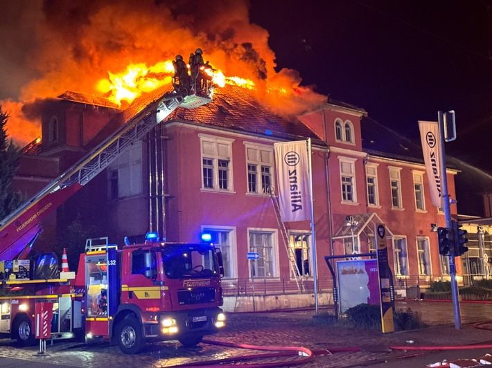 FW Dresden: Großbrand auf der Pirnaer Landstraße - Löscharbeiten dauern an