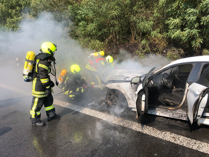 FW-OB: Brennender PKW auf der Autobahn A3