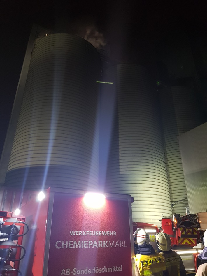 FW-RE: 1. Folgemeldung: Schwelbrand in einem Getreidesilo - komplizierte, lang andauernde Löschmaßnahmen
