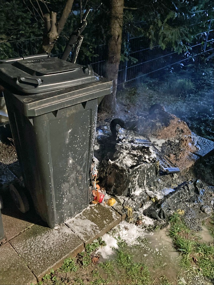 POL-ME: Mülltonnen in Brand gesetzt - die Polizei ermittelt - Ratingen - 2202059