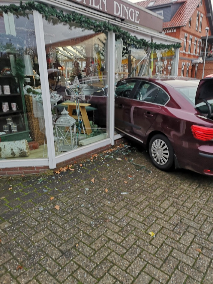 POL-CE: Lachendorf - Beim Einparken von der Bremse gerutscht +++ Autofahrer demoliert Schaufenster