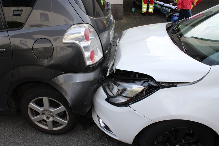 POL-OE: 18-jährige Pkw-Fahrerin bei Unfall verletzt
