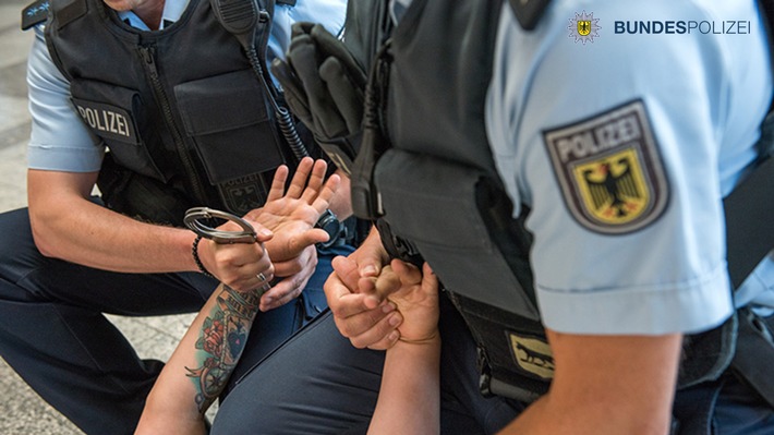 Bundespolizeidirektion München: Polizeieinsatz wegen Person im Gleis / Beziehungsstreit endet auf Polizeiwache
