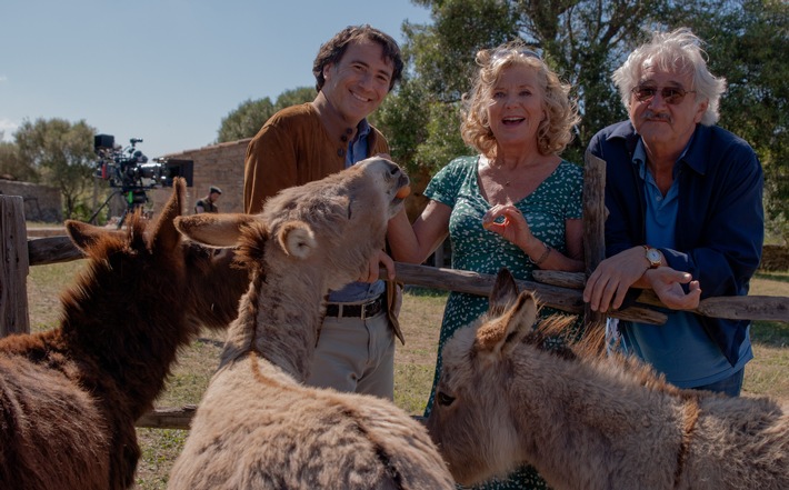 ZDF dreht Komödie "Zwei Esel auf Sardinien" / Jutta Speidel und Bruno Maccallini in der Verfilmung ihres Bestsellers für das "Herzkino" (FOTO)