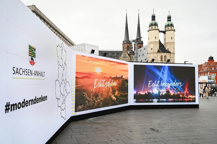 Sachsen-Anhalts LED Wand auf der EinheitsEXPO 2021 in Halle (S.) // (c) Staatskanzlei / Thomas Meinicke / Weiterer Text über ots und www.presseportal.de/nr/157804 / Die Verwendung dieses Bildes ist für redaktionelle Zwecke unter Beachtung ggf. genannter Nutzungsbedingungen honorarfrei. Veröffentlichung bitte mit Bildrechte-Hinweis.