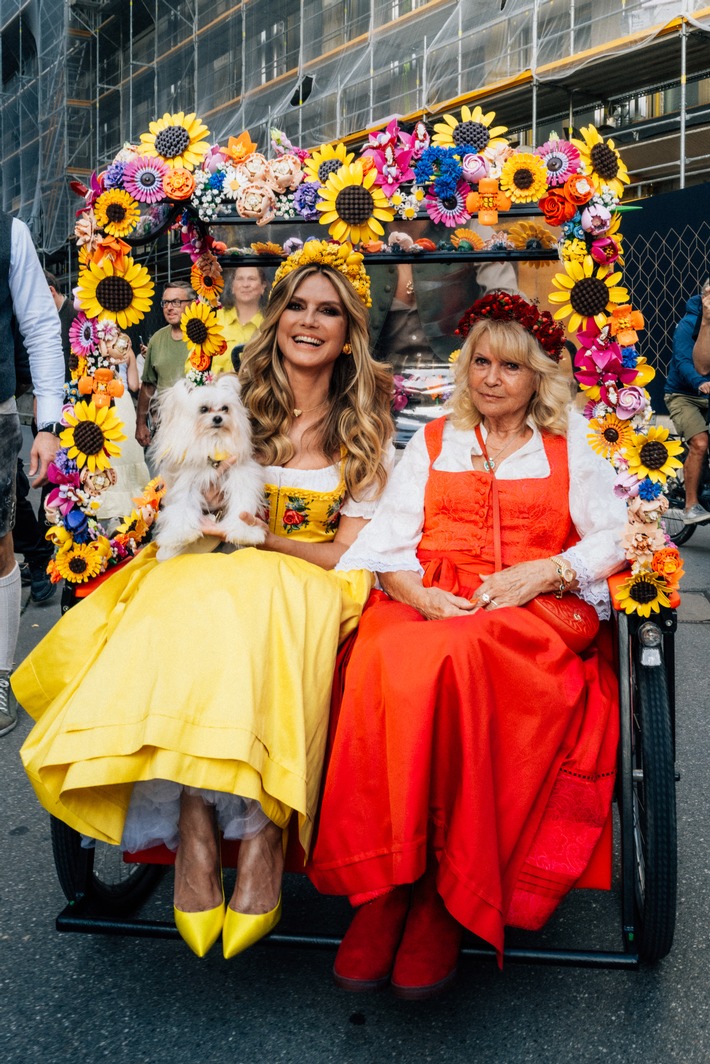 Heidi Klum in LEGO® Rikscha - 7000 LEGO® Botanicals lassen das HeidiFest aufblühen