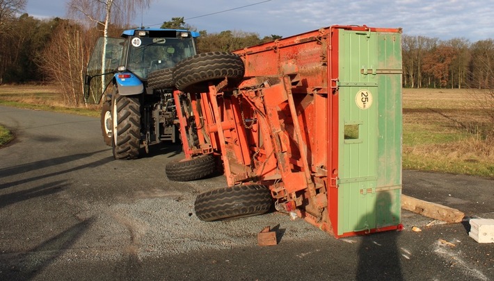 POL-MI: Pkw und Traktor verunfallen bei Überholmanöver