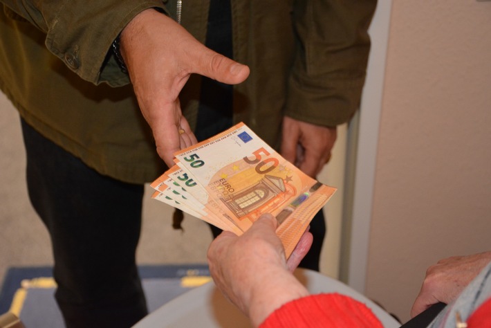 POL-ME: Bei Anruf Betrug: 85-jährige Velberterin um Geld und Gold gebracht - 2511123