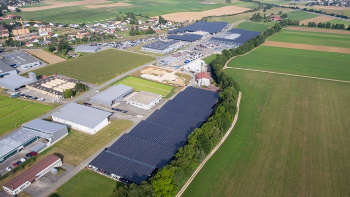 Sonnenkraftwerk Courgenay (JU): GEFCO, EDJ und BKW weihen die leistungsstärkste Fotovoltaikanlage auf einem Carport in der Schweiz ein