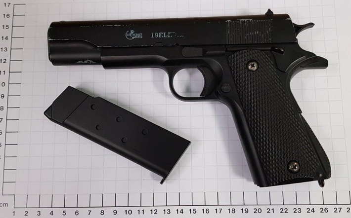 BPOL NRW: 18-Jähriger mit täuschend echt aussehender Pistole im Bahnhof - Bundespolizei stellt Softair-Waffe sicher