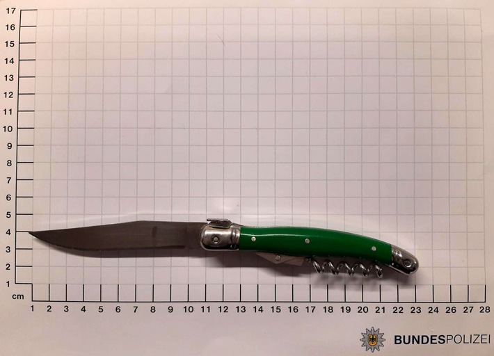 BPOL NRW: Gefälschte Dokumente - Bundespolizei stellt zudem Einhandmesser sicher