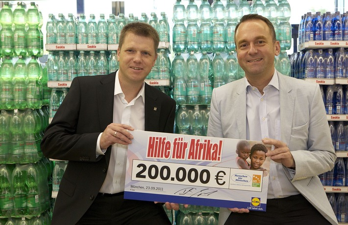 Aktion "Hilfe für Afrika" - Kunden spenden zusammen mit Lidl 200.000 Euro (mit Bild)