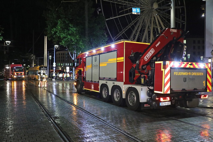 FW Dresden: Koordinierter Feuerwehreinsatz nach Weichenfehler - Straßenbahn erfolgreich eingegleist