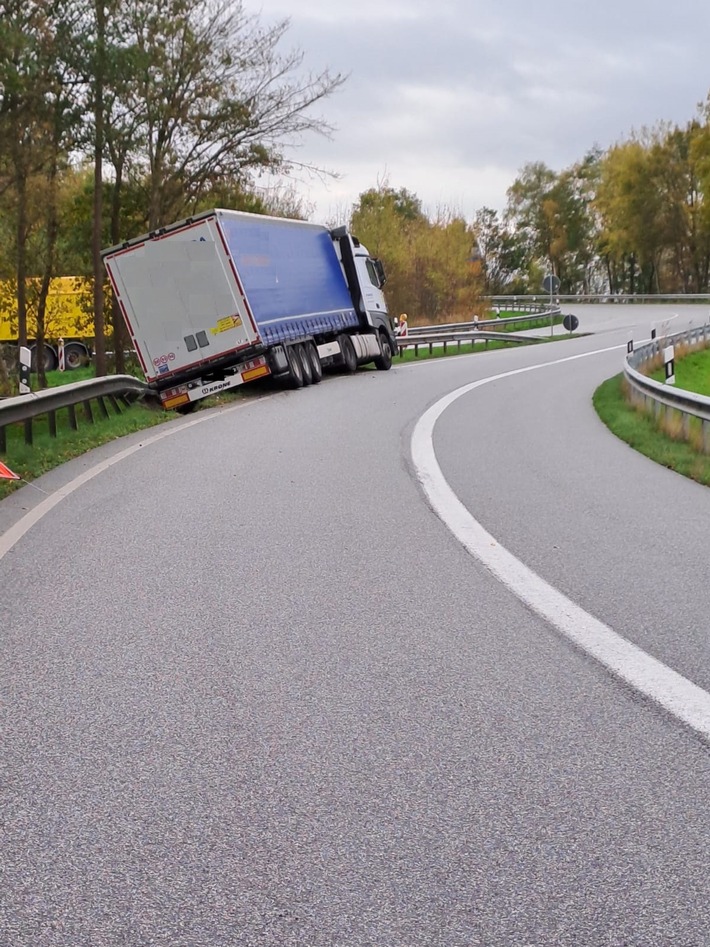 POL-CUX: Abfahrt Stotel der BAB27 in Richtung Wesertunnel nach LKW Unfall gesperrt (Lichtbild in der Anlage)