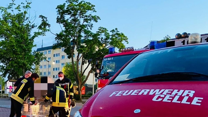 FW Celle: Person in Einkaufswagen eingeklemmt