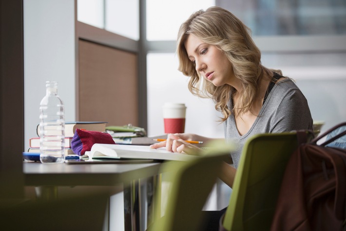 Private Haftpflichtversicherung: ein Muss für alle Studenten / Kaffee auf dem Laptop oder Schlüssel weg - das wird teuer / Die DVAG zeigt, warum privater Haftpflichtschutz für Studenten wichtig ist