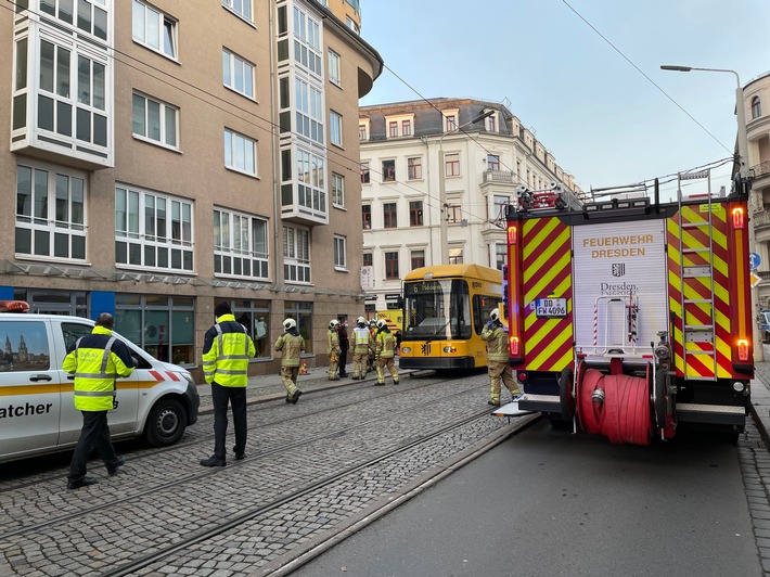 FW Dresden: Schwerer Verkehrsunfall mit einer verletzten Person