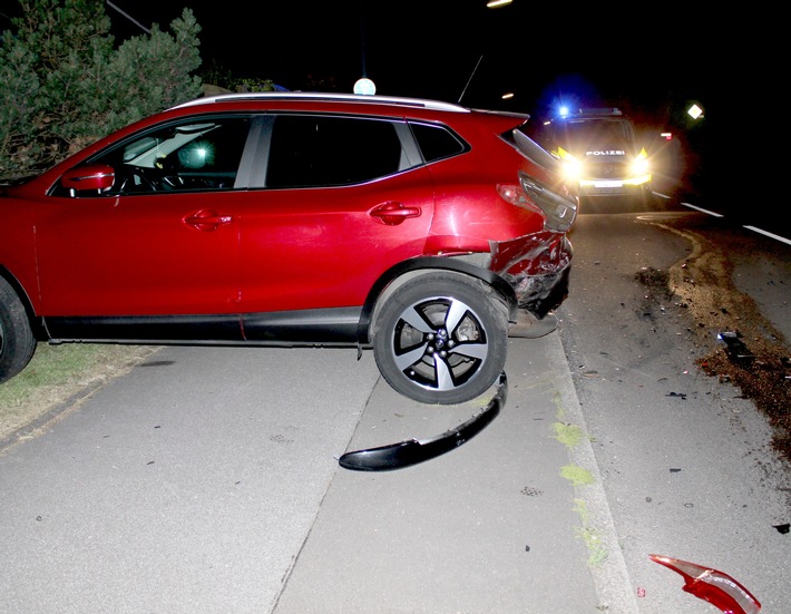 POL-RBK: Wermelskirchen - "Ich habe nichts gemacht" - Betrunkene Autofahrerin baut Unfall und flüchtet