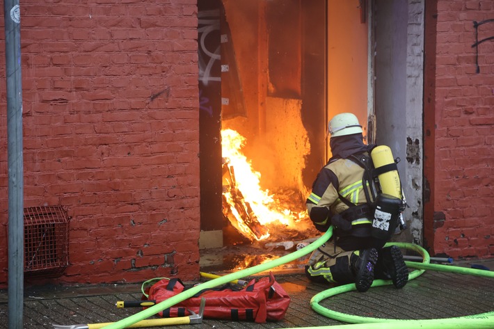 FW-E: Ehemaliges Ladenlokal geht in Flammen auf, Einsatzkräfte finden bei Löscharbeiten zahlreiche Hanfpflanzen - keine Verletzten
