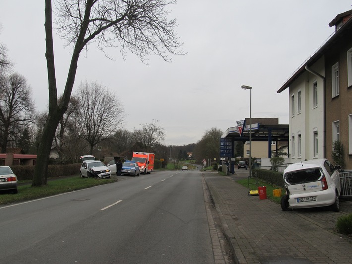 POL-HOL: Boffzen - Bahnhofstraße (L 550): Unaufmerksamkeit fordert eine verletzte Person und 30.000,-- EUR Sachschaden - Zwei PKW Totalschaden -