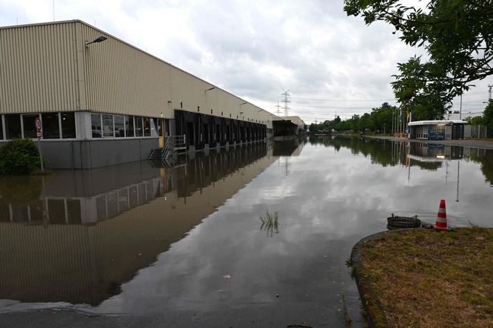 FW Pulheim: Logistikhalle drohte nach starkem Regen mit Wasser vollzulaufen