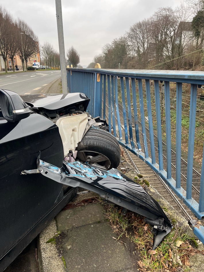 POL-HA: Frontalzusammenstoß in Haspe - 56-jähriger BMW-Fahrer leicht verletzt