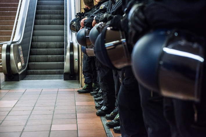 Bundespolizeidirektion München: Massenschlägerei nach Fußballspiel/ Bundespolizei ermittelt gegen Fans