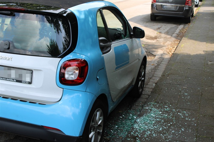 POL-RBK: Bergisch Gladbach - Unbekannte schlagen Fensterscheiben zweier Fahrzeuge im Bergisch Gladbacher Stadtgebiet ein