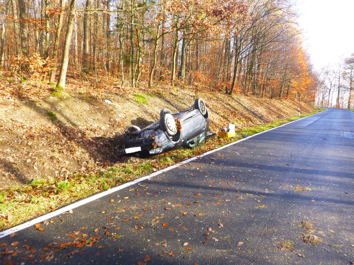 POL-PDKH: Verkehrsunfall  - Auto bleibt auf Dach liegen -